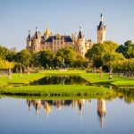 Schweriner Schloss spiegelt sich im See