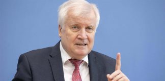 Seehofer poliste ırkçılık araştırmasına onay verdi