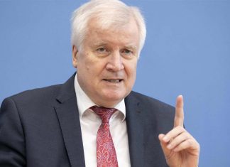 Seehofer poliste ırkçılık araştırmasına onay verdi