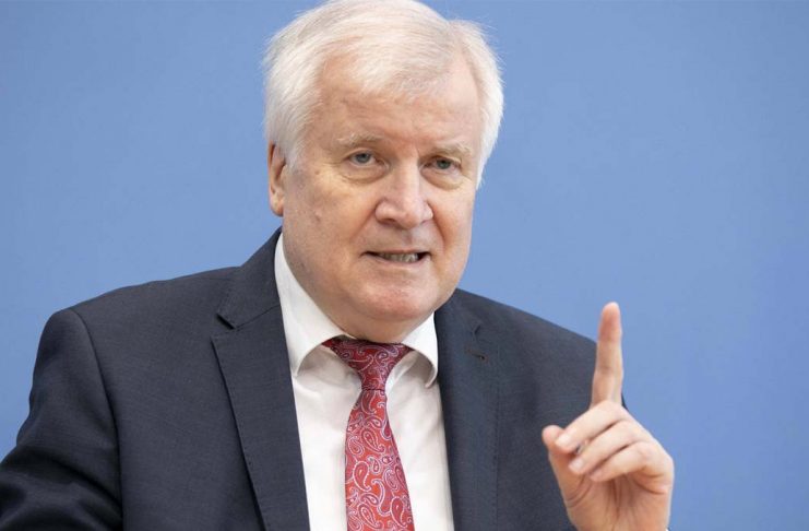 Seehofer poliste ırkçılık araştırmasına onay verdi