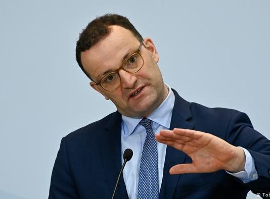 Sağlık Bakanı Spahn: Kısıtlamaları gelecek ay da kaldıramayacağız!