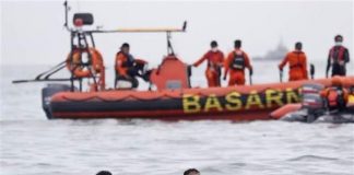 Endonezya’da yedisi çocuk, üçü bebek 62 kiş Okyanusun soğuk sularına gömüldü.