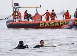 Endonezya’da yedisi çocuk, üçü bebek 62 kiş Okyanusun soğuk sularına gömüldü.