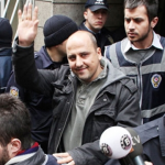 flash-gazeteci-ahmet-sik-tutuklandi-9116295_3190_o.jpg