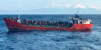 400 göçmenin bulunduğu gemi acil sinyali verdi