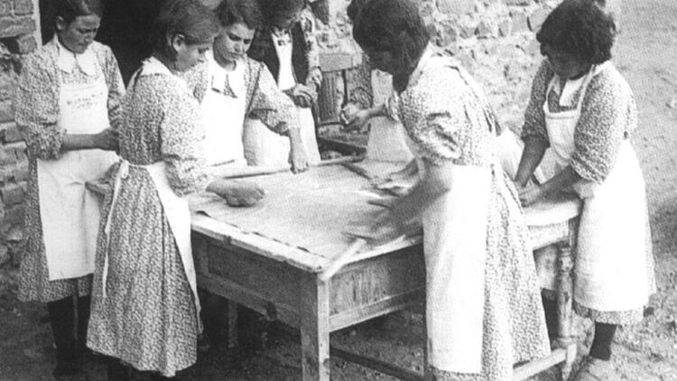 Mazide kalan Hasanoglan Köy Enstitüsü öğrencileri | Tarih, Kadın, Fotoğraf
