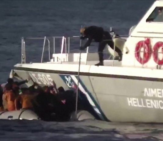 Yünanistan sığınmacı botlarını batırmak ve kovalamak gibi yasa dışı yöntemlere suçlanıyor.