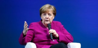 Merkel net konuştu: Aşı bulunana kadar virüsle yaşayacağız