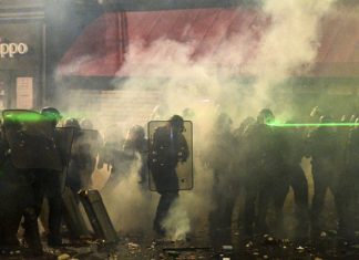 Paris’te güvenlik yasasını protesto etmek için yüz kentte halk sokaklara döküldü.