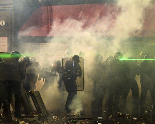 Paris’te güvenlik yasasını protesto etmek için yüz kentte halk sokaklara döküldü.