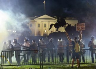 Beyaz Saray önündeki protestolar Trump’ı sığınağa mı götürdü?